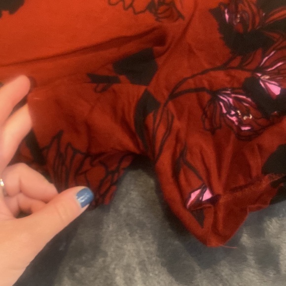 Apt. 9 Red Floral Shorts with Pockets - Picture 4 of 6